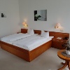 Großes Doppelbett mit Sitzmöglichkeiten