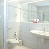 Bad mit großem Spiegel und Dusche